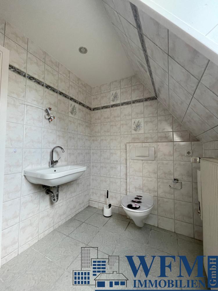Badezimmer mit Fenster und Vollbad