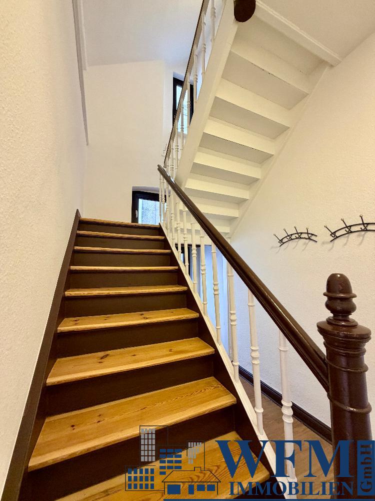 Treppenhaus runter in das 1.OG zum großen Besprechungsraum