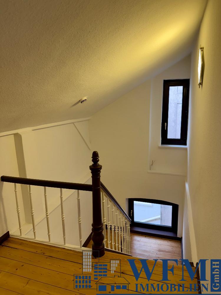 Treppenhaus runter in das 1.OG zum großen Besprechungsraum