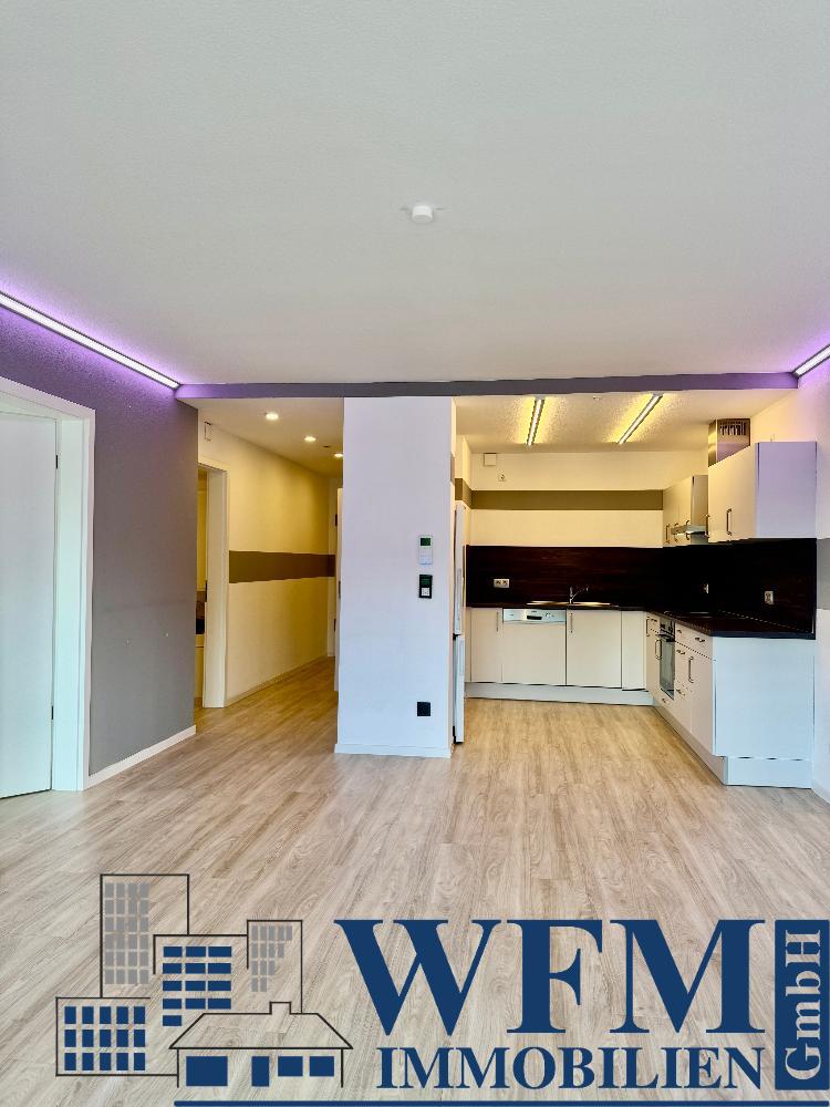 Rechts Einbauküche, links Tür in das Schlafzimmer, mittig der Flur zum Abstellraum, Bad und Wohnungseingang